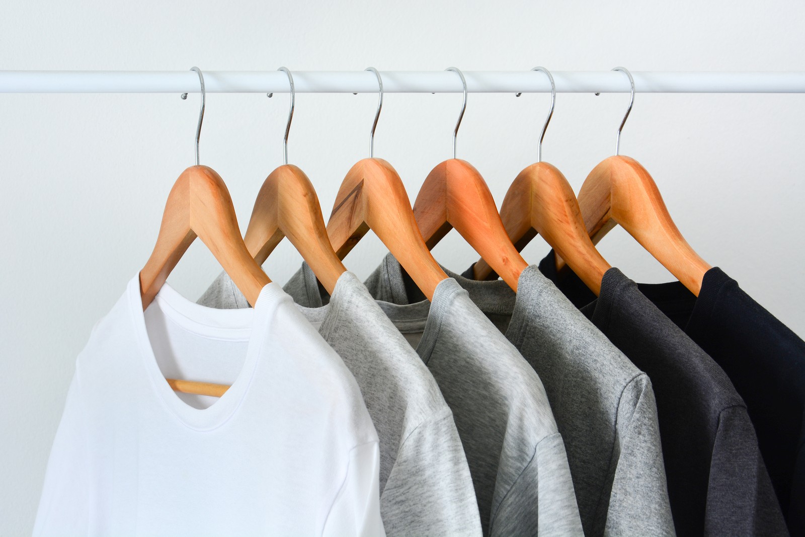 ハンガーに掛かった無地のTシャツ