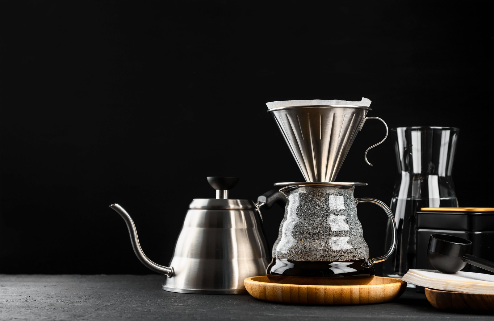 ドリッパーとケトルのコーヒー器具