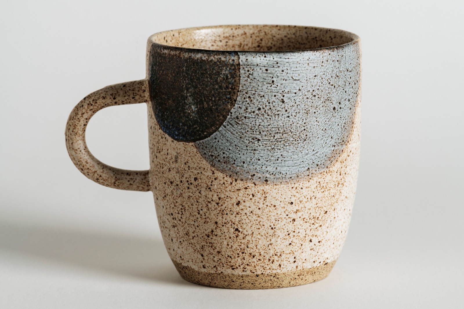 釉薬のかかった陶器のマグカップ